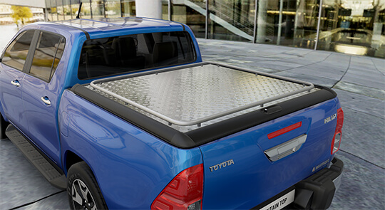 Mountain-Top Abdeckung Heavy Duty Plus mit Reling auf einem Toyota Hilux