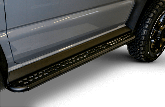 Suzuki Jimny con l'accessorio offroad "Running Board Concept" in acciaio inossidabile nero 