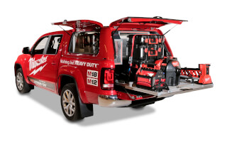 Roter VW Amarok V6 mit Flotten Fahrzeugeinrichtung für Milwaukee Tools DACH 