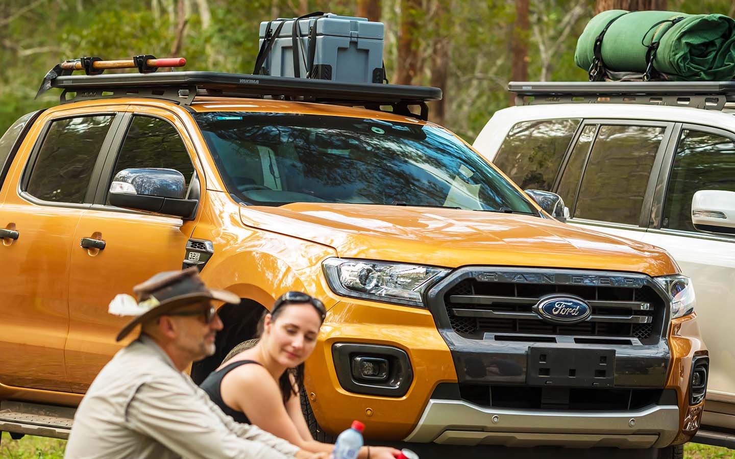 Sistema portapacchi Yakima RuggedLine con attrezzatura su un Ford Ranger nella foresta