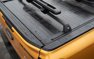 Detailansicht von einer Mountain Top Evo Laderaumabdeckung mit Querträgern und Fahrradträger