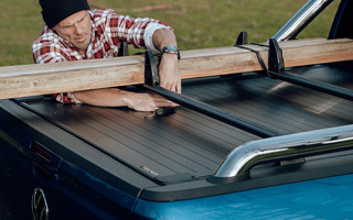 VW Amarok mit Mountain Top Evo Laderaumabdeckung mit Querträger und Ladung