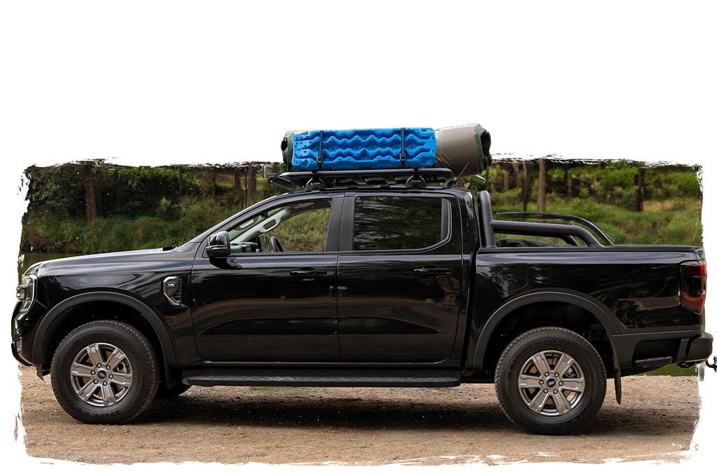 Pickup mit Yakima LocknLoad Dachträger-Plattform und Offroad-Ausrüstung 