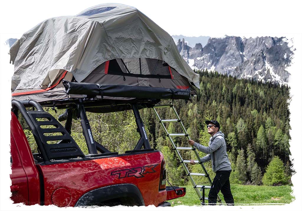 Pickup mit Ladeflächenträger und Dachzelt in den Bergen
