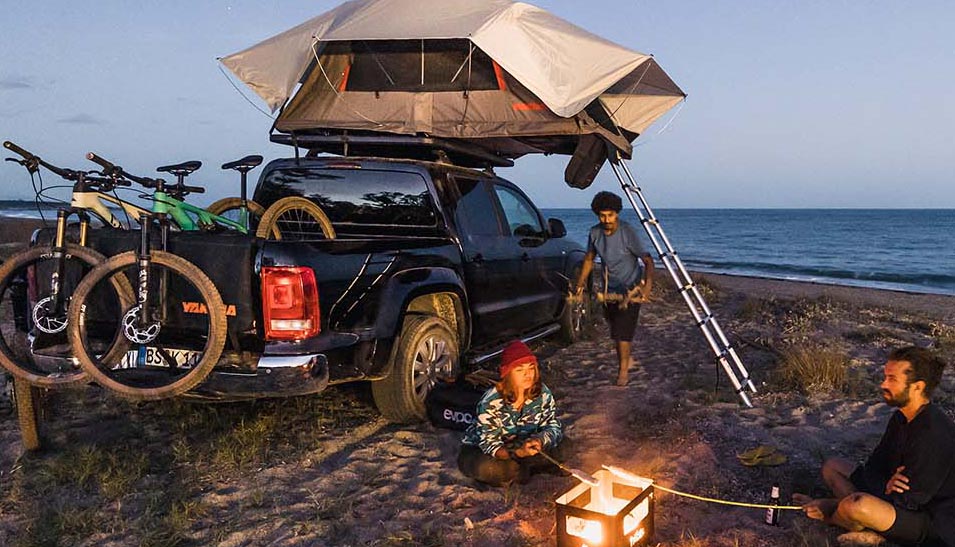 Ford Ranger mit Yakima HD Dachzelt auf dem Strand