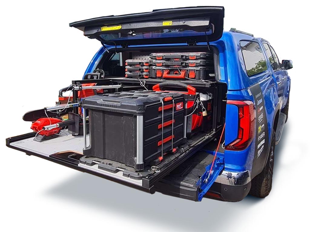 Pickup mit voll beladenem Ladeflächenauszug mit Handwerkerausrüstung 