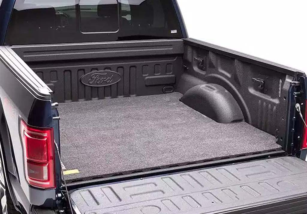 Pickup mit voller Dachträgerausrüstung in der Wüste