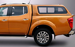 Leichtes ABS-Hardtop auf einem Nissan Navara Doppelkabine in der Farbe Savannah Yellow