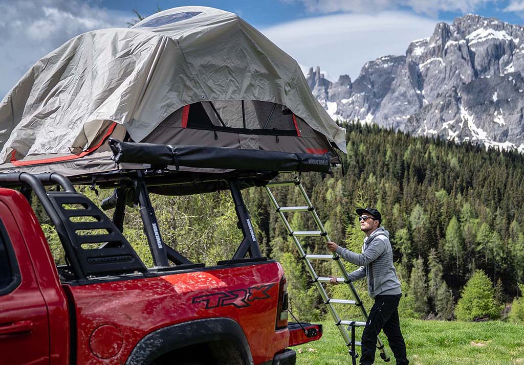 Ford Ranger mit Ladeflächenträger und Dachzelt in den Bergen