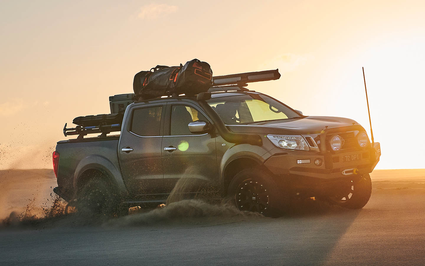 Pickup con attrezzatura completa da portapacchi nel deserto