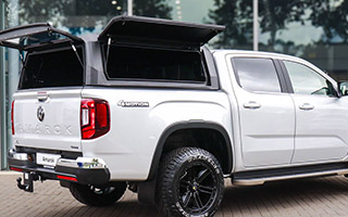 Xpedition Aluminium Hardtop von Rhinoman auf einem weißen Amarok