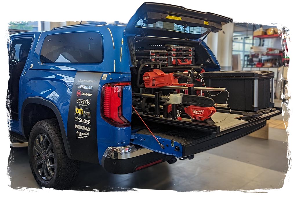 Amarok Pickup mit voll beladenem Ladeflächenauszug mit Handwerkerausrüstung 