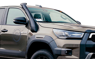 TJM Ansaugschnorchel im Wedgetail Design auf einem Toyota Hilux Pickup 