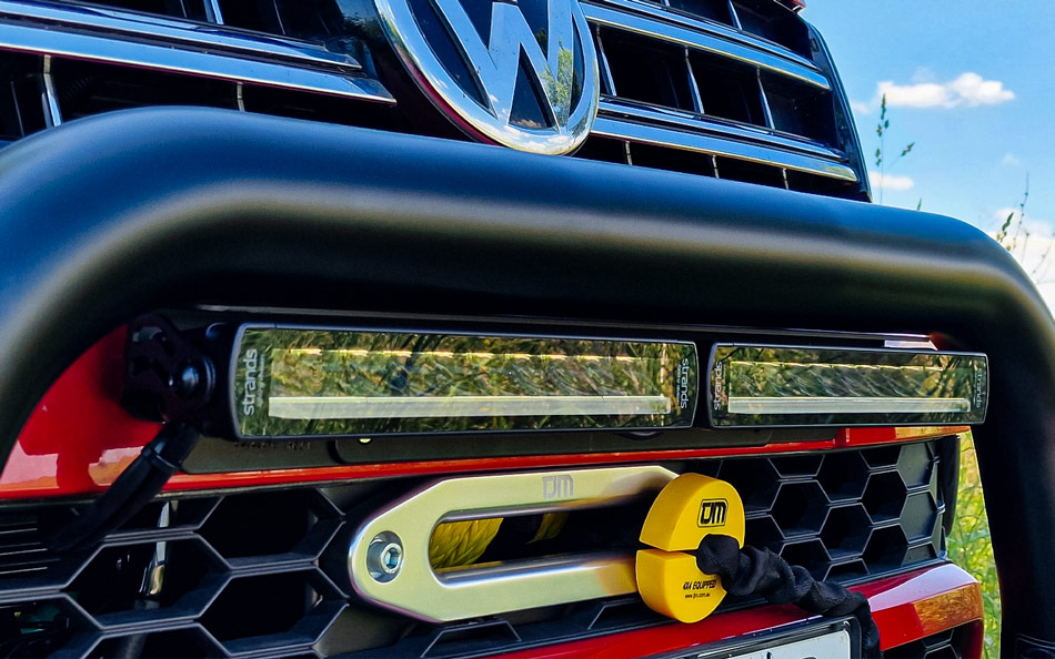 Windenfenster Nahansicht mit Windenbügel in schwarz auf einem roten VW Amarok V6