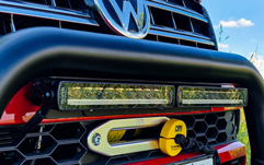 Volkswagen Amarok V6 in rot nahansicht des Windenbügels mit Strands Scheinwerfer und Seilwinde