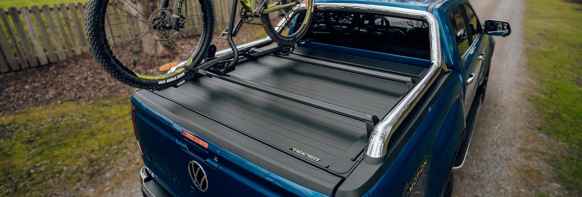 VW Amarok mit Mountain Top Laderaumabdeckung und Zubehörteilen von Ullstein Concepts
