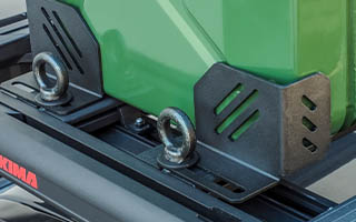 Yakima Dachträgerzubehör: Kanisterhalterung und Verurrösen, montiert auf einem LocknLoad Gepäckträger