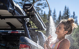 Yakima Roadshower Campingdusche auf einem Ford Ranger Dachträger mit T-Nut Befestigung